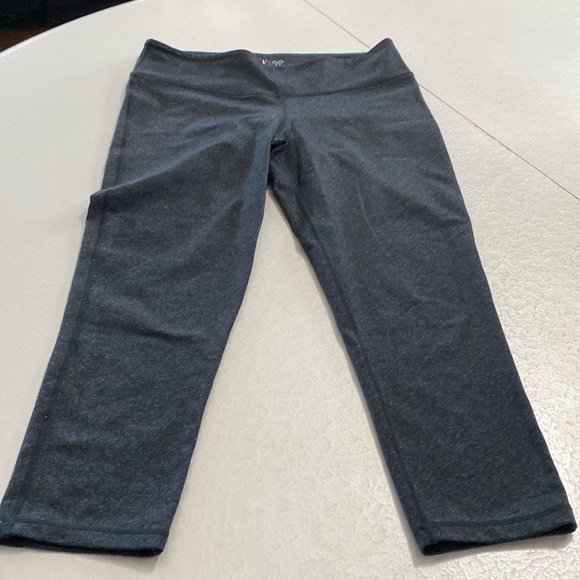 ARITZIA TNAction mid waist cropped leggings charcoal grey Sz L - Picture 4 of 11